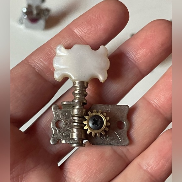 Set of 6 Guitar Tuning Pegs /Tuners, 10 little screws & a jar for the screws - Picture 2 of 6